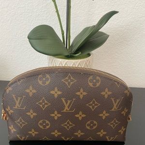 Louis Vuitton make up pouch GM